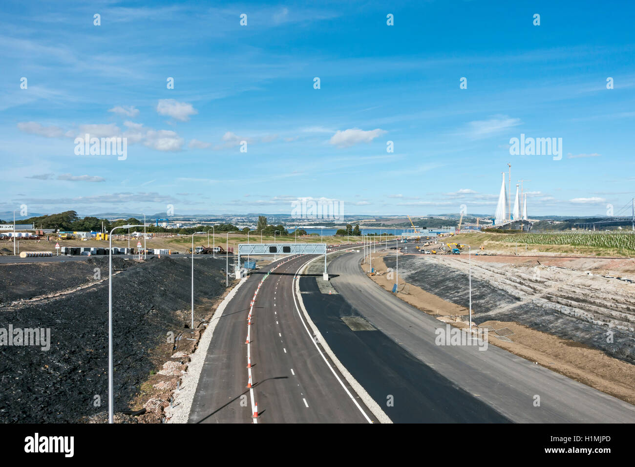 La Queensferry attraversando ponte stradale da sud a North Queensferry Scozia centrale con approccio meridionale della strada del progresso di lavoro Foto Stock