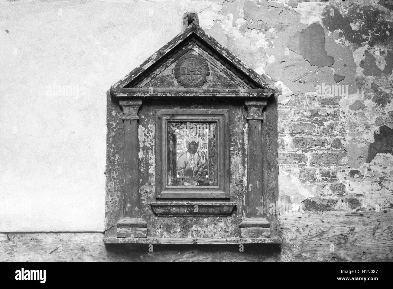 Un cattolico edicola votiva sul muro di una casa accanto al San Giacomo da l'Orio chiesa in Venezia, in bianco e nero. Foto Stock
