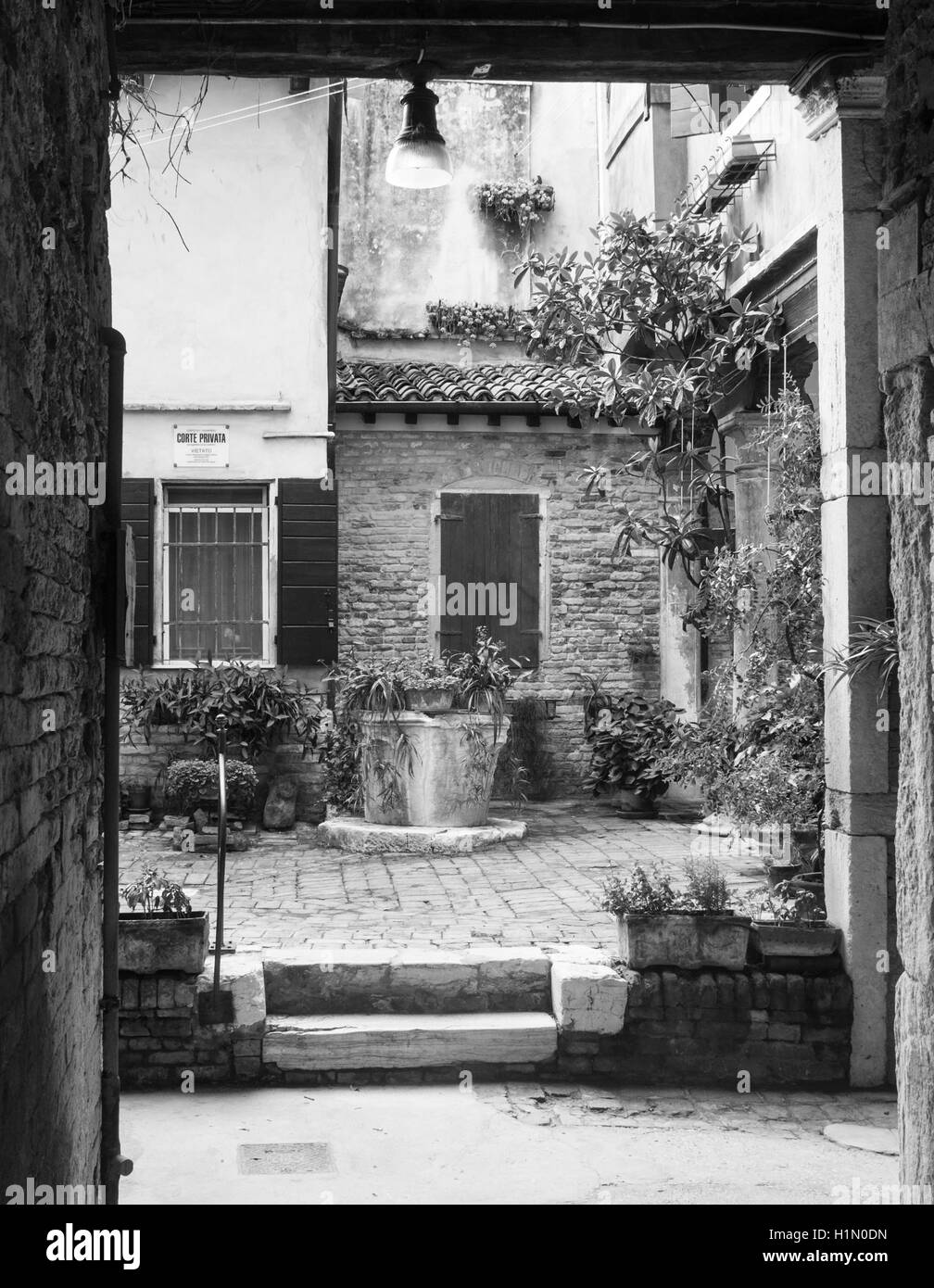 Corte Tagiapiera in bianco e nero, che compaiono nel Hugo Pratt il fumetto di romanticismo 'Corto Maltese', a Venezia. Foto Stock
