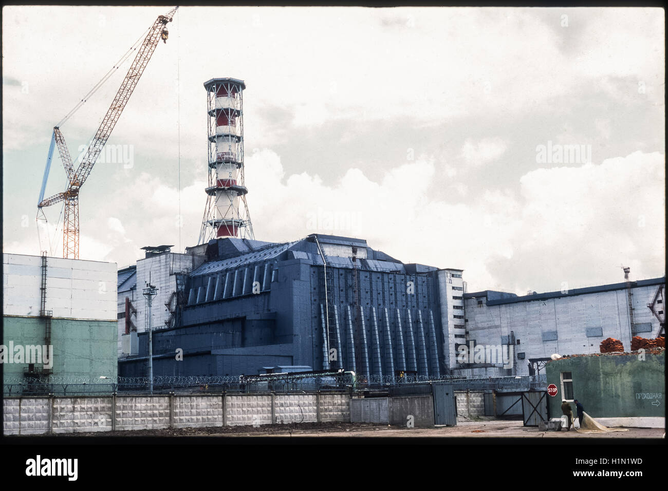 Al di fuori della centrale nucleare di Cernobyl, qui, dal sarcofago costruito intorno al n. 4 reattore. Ucraina, maggio 1995. Foto Stock