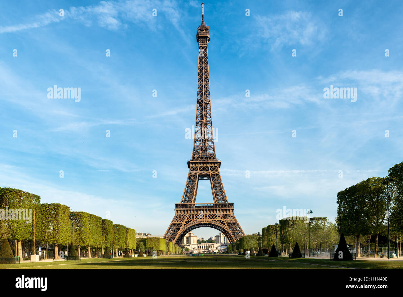 Torre Eiffel a mattina tempo a Parigi, Francia. La torre Eiffel è famosa e migliori destinazioni di Parigi e la Francia. Foto Stock