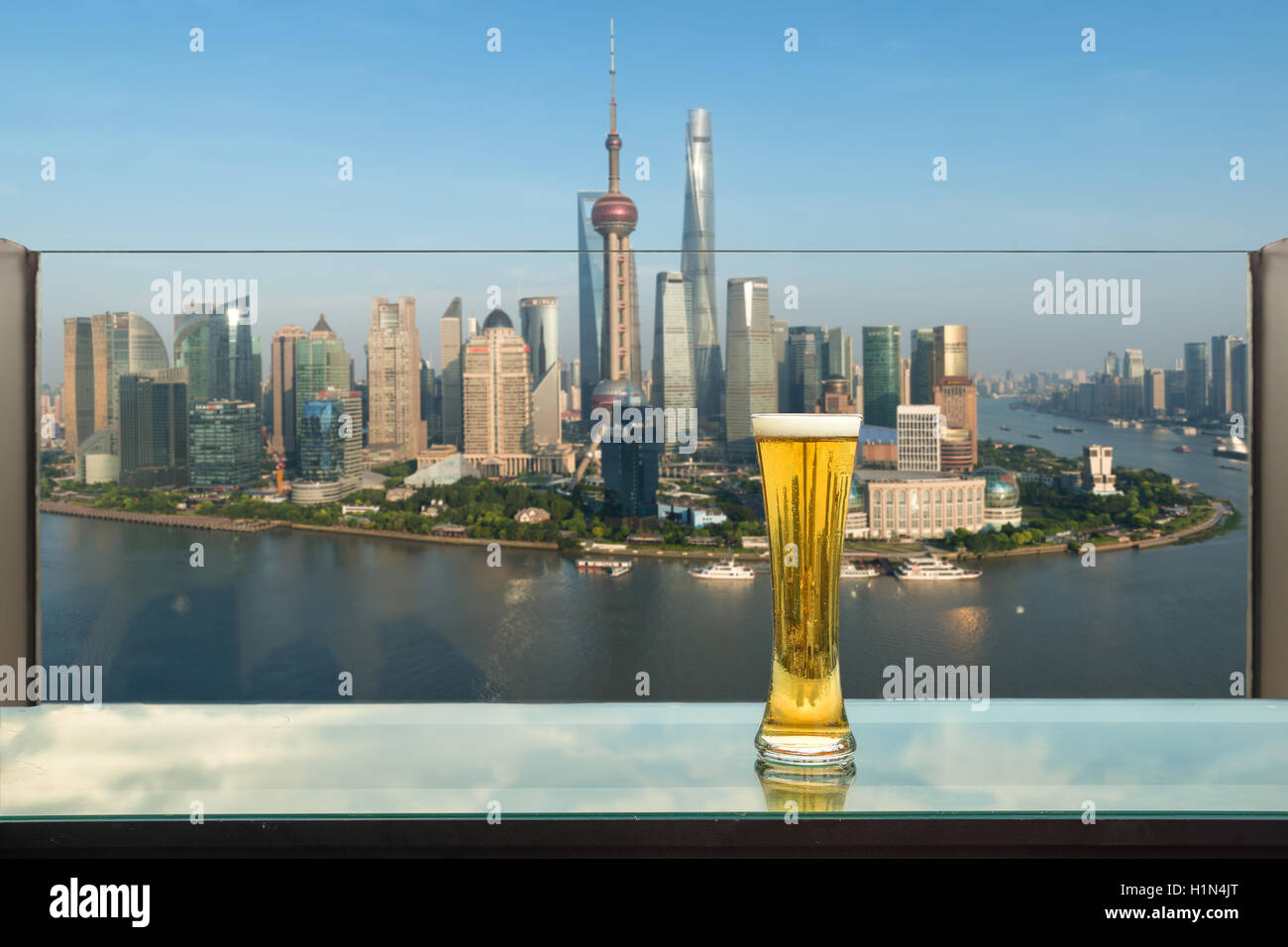 Birra e schiuma di birra sul tavolo in bar sul tetto con Shanghai grattacielo in background in Cina a Shanghai. Punto di vista di Shanghai, Chi Foto Stock