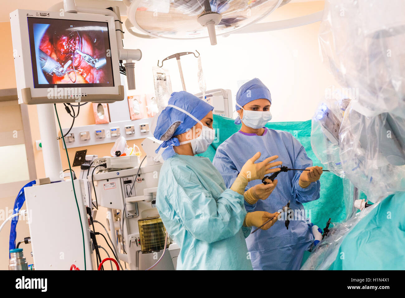 Fibroma uterino eseguita dall'telesurgery robot Da Vinci, quattro bracci articolati e fotocamera sono controllati a distanza dai chirurghi, ospedale di Limoges, Francia. Foto Stock