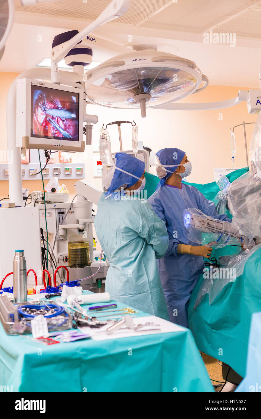 Fibroma uterino eseguita dall'telesurgery robot Da Vinci, quattro bracci articolati e fotocamera sono controllati a distanza dai chirurghi, ospedale di Limoges, Francia. Foto Stock