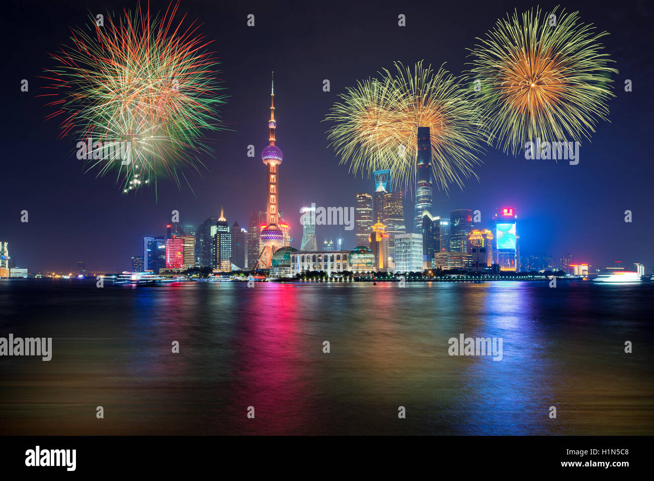 Fuochi d'artificio a Shanghai in Cina la celebrazione della Giornata Nazionale della Repubblica popolare di Cina. Foto Stock