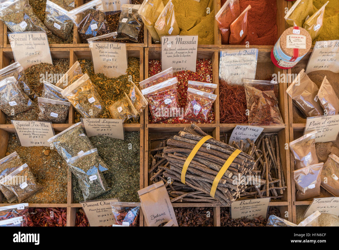Spezie, Mercato di stallo, Vieux Nice, Cours Saleya, Alpes Maritimes, in Provenza Costa Azzurra, Mediterraneo, Francia, Europa Foto Stock