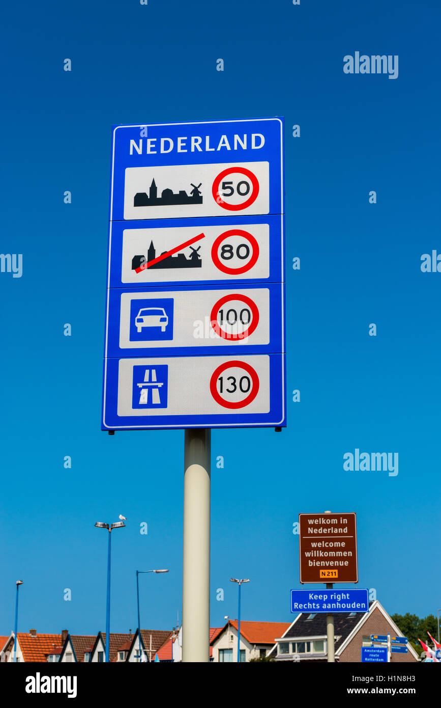 Benvenuto e limite di velocità segni di Hoek van Holland Olanda Foto Stock