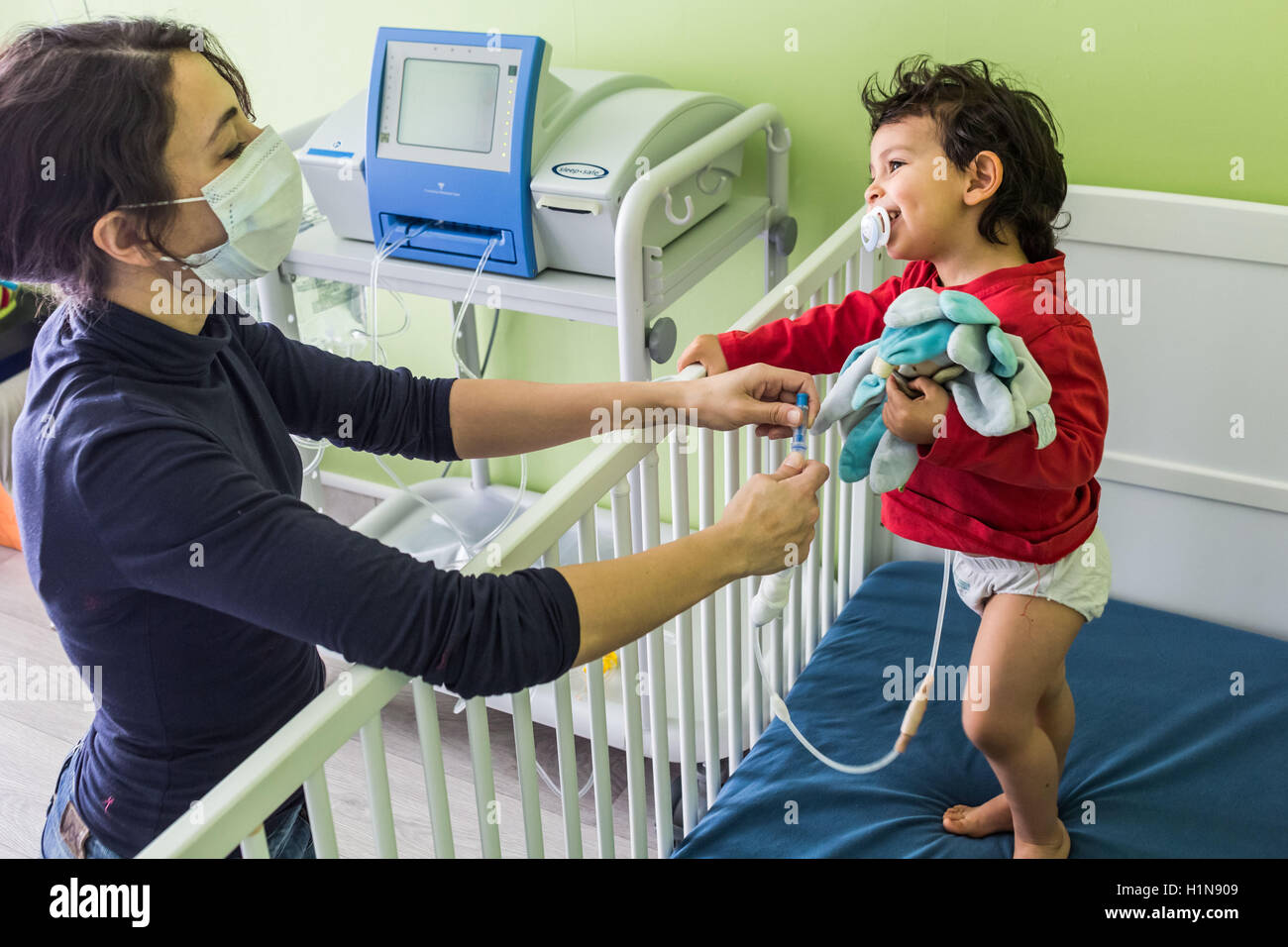 2 anno-vecchio ragazzo soffre di insufficienza renale, subendo un automatizzato di dialisi peritoneale a casa. Foto Stock