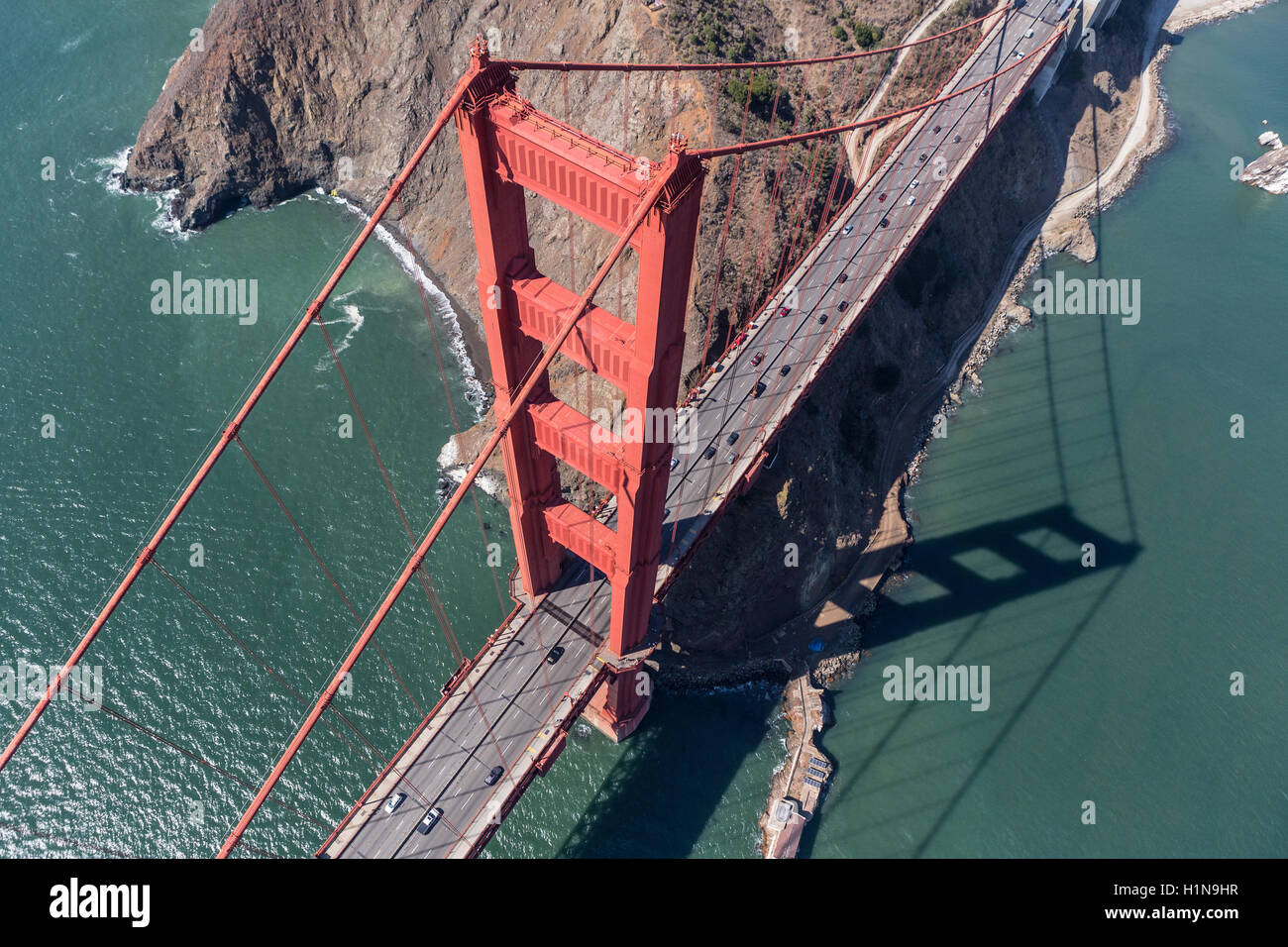 Golden Gate Bridge Torre di sospensione e Marin Headlands lato della baia di San Francisco in California. Foto Stock