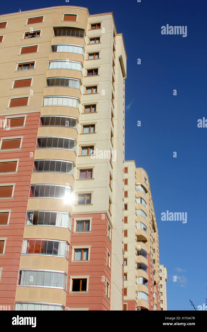 Moderno edificio di appartamenti sfondo Foto Stock