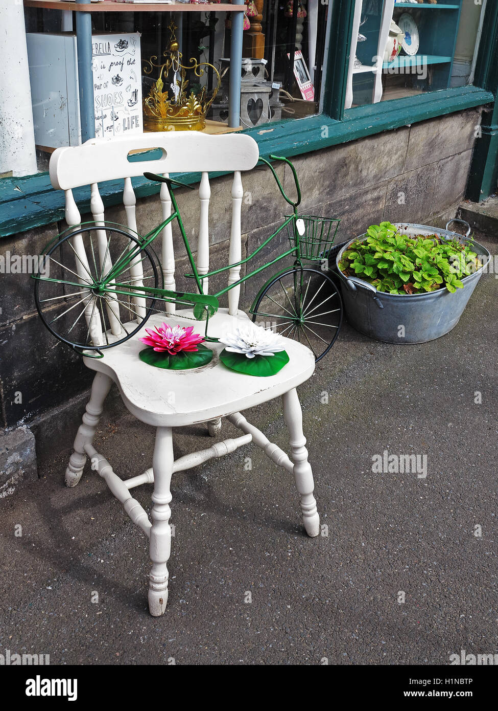 Modelli di bicicletta su una sedia dipinta a pentole e zampe store, Rothbury, Northumberland Foto Stock