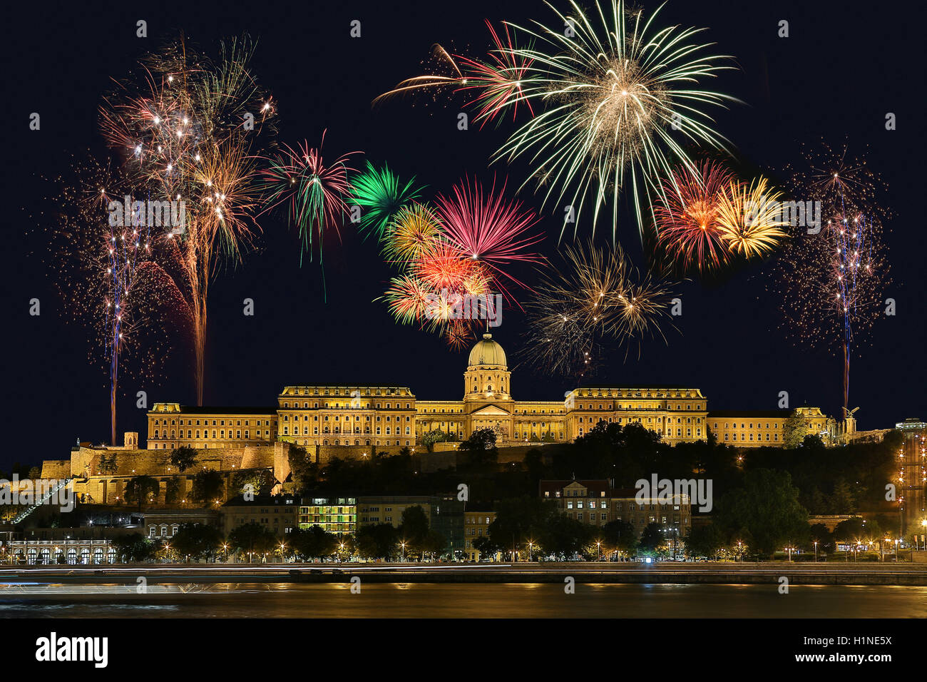 Fireworks display sopra il Castello di Buda o il Palazzo Reale della città di Budapest in Ungheria. Foto Stock