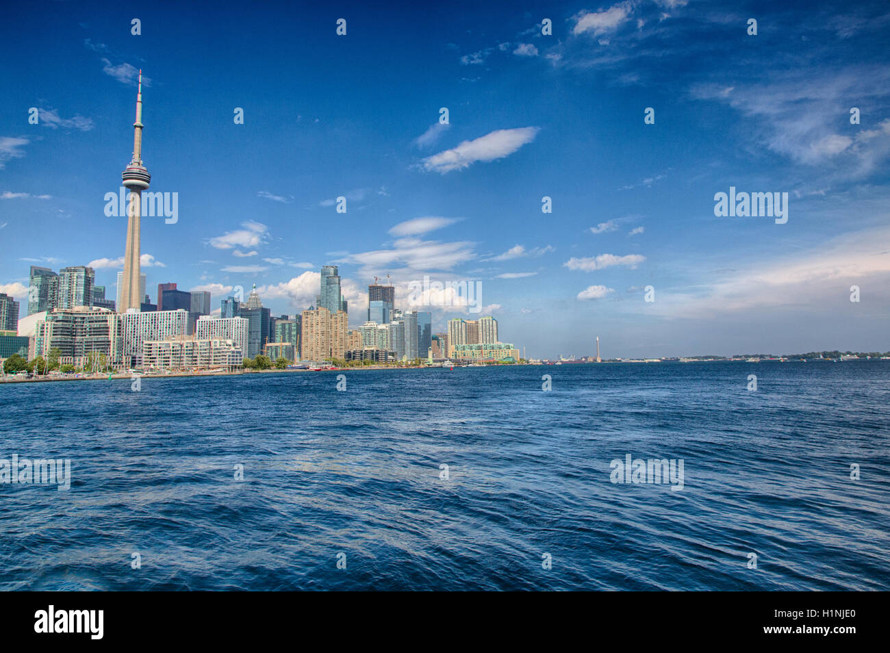 Toronto, Ontario, Canada, 12 agosto 2016: Toronto come visto dal Lago Ontario. La città continua a costruire come un alloggiamento di spinta del braccio Foto Stock