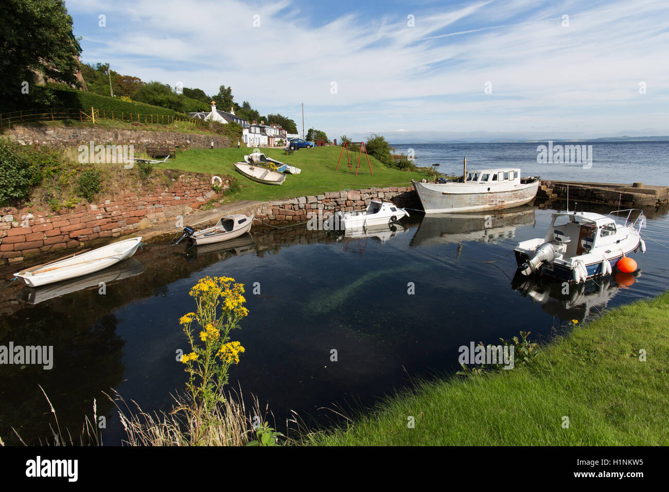 Isola di Arran, Scozia. Corrie porta nel villaggio di Corrie, con l'Isle of Bute nel lontano sullo sfondo. Foto Stock