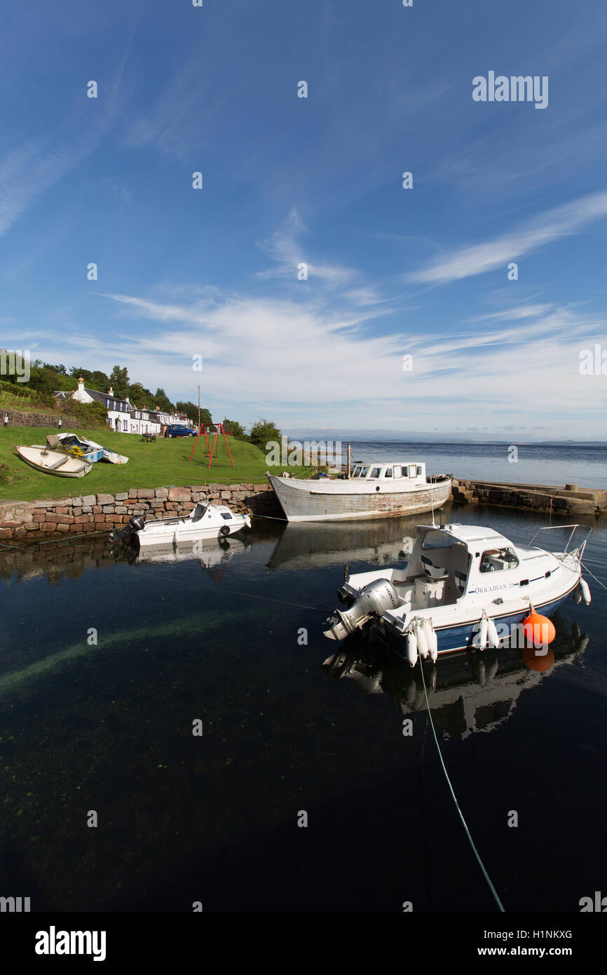 Isola di Arran, Scozia. Corrie porta nel villaggio di Corrie, con l'Isle of Bute nel lontano sullo sfondo. Foto Stock