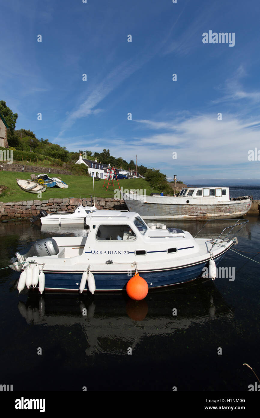 Isola di Arran, Scozia. Una vista pittoresca del Corrie porta con il villaggio di Corrie in background. Foto Stock