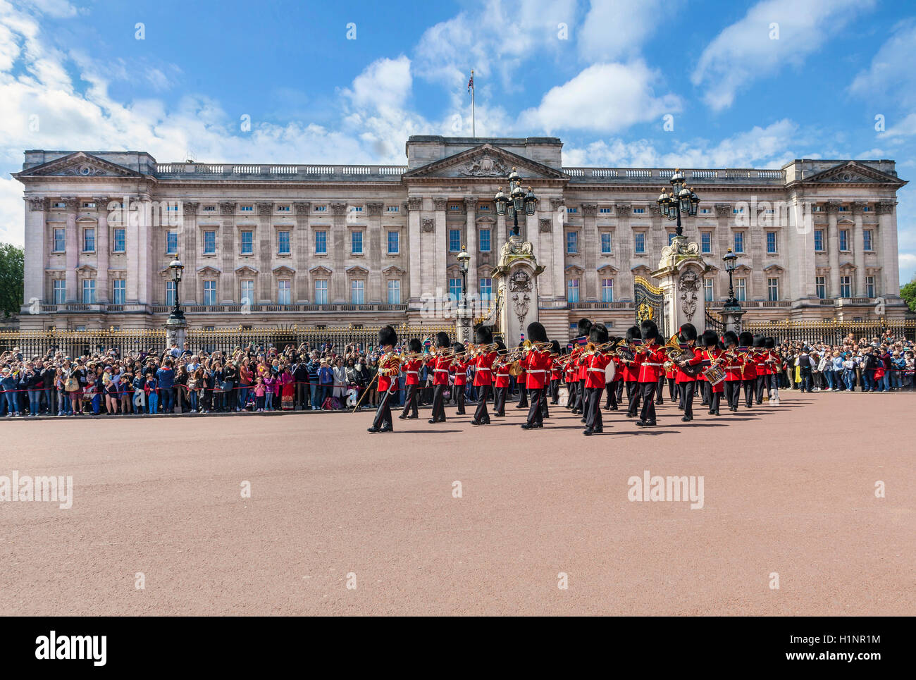 Modifica della Guardia a Buckingham Palace con il Royal granatieri Band Foto Stock