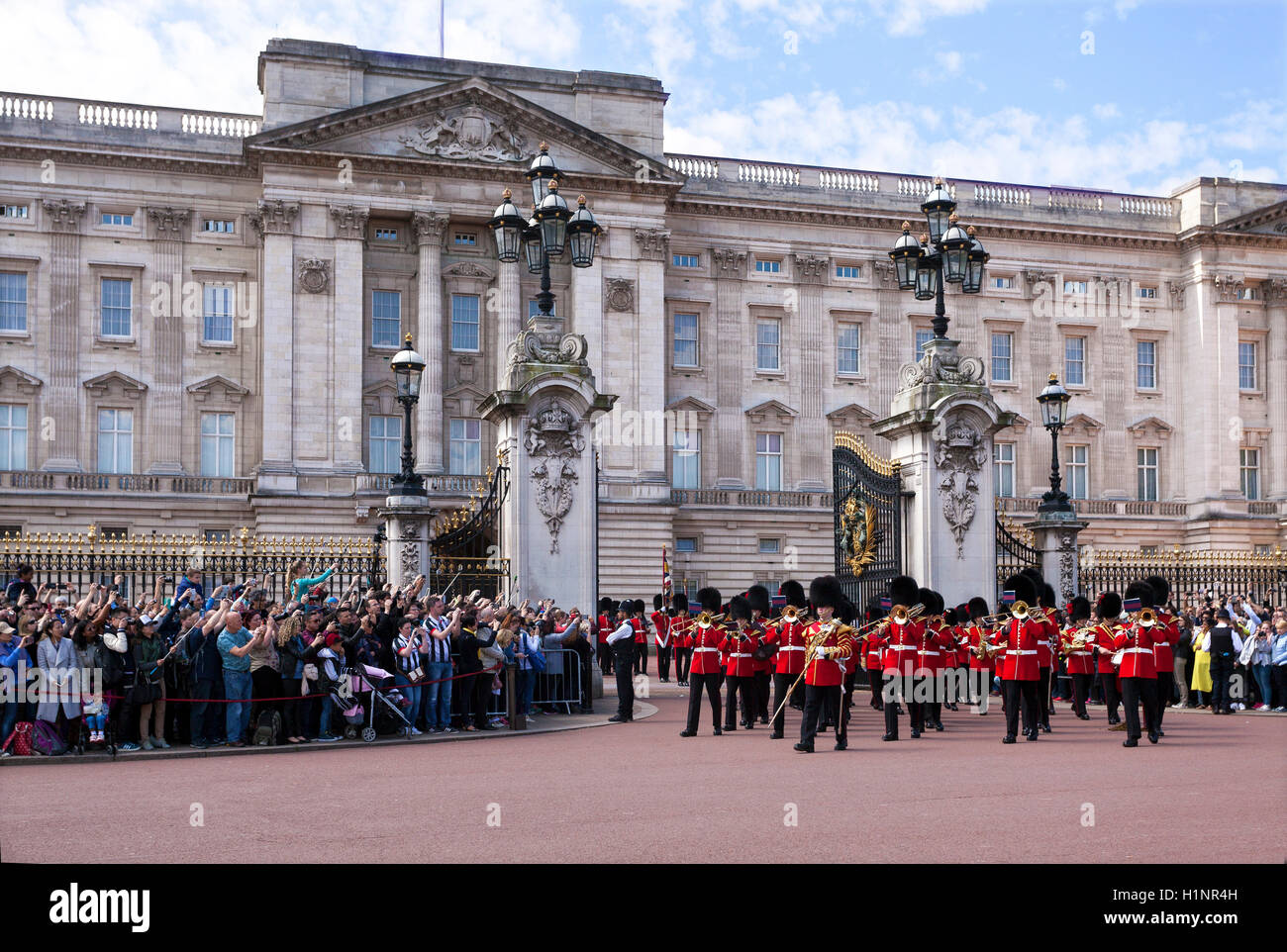 Modifica della Guardia a Buckingham Palace con il Royal granatieri Band Foto Stock