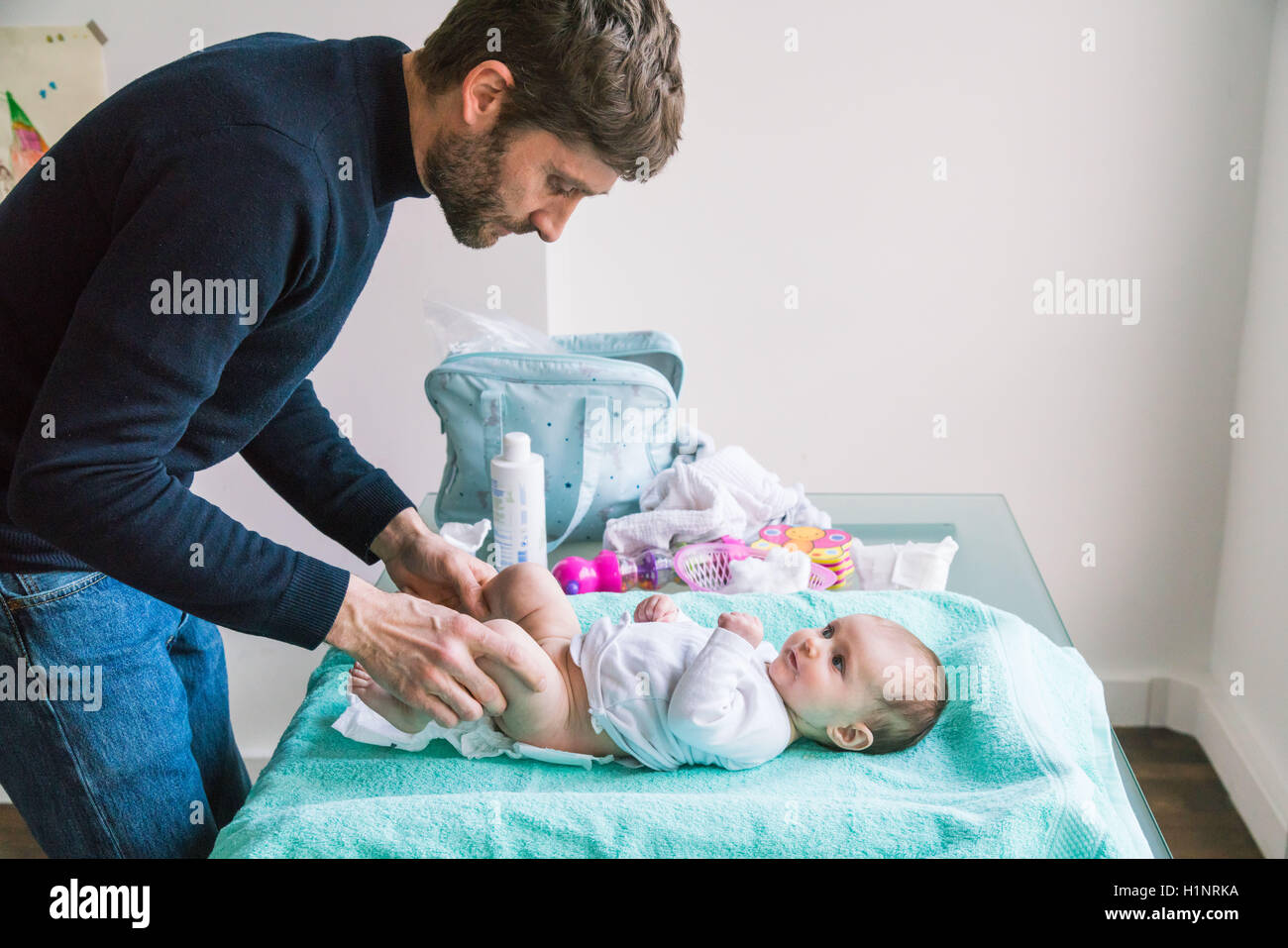 3 mese fa bambina il lavaggio. Foto Stock