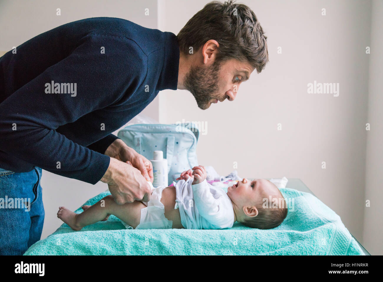 3 mese fa bambina il lavaggio. Foto Stock