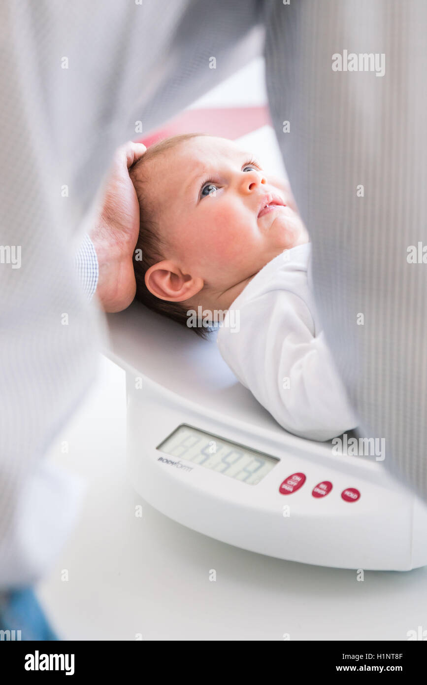 3 mese fa bambina di peso. Foto Stock