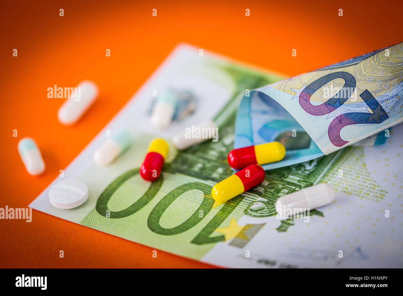 Banconote in euro e farmaci. Foto Stock