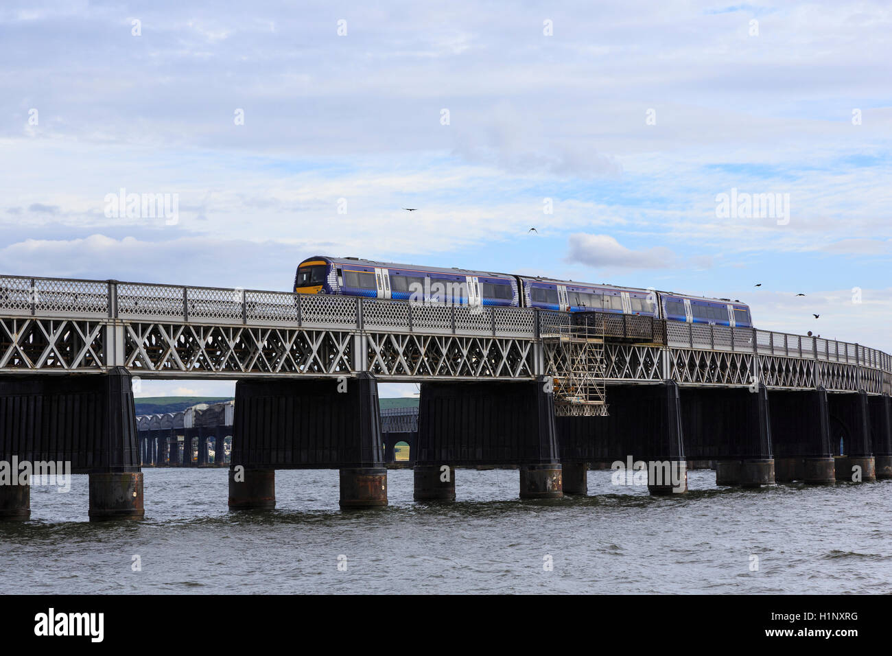 Tay Rail Bridge, north end, Scozia, con un Scotrail Diesel Multiple Unit (DMU) attraversando. Foto Stock