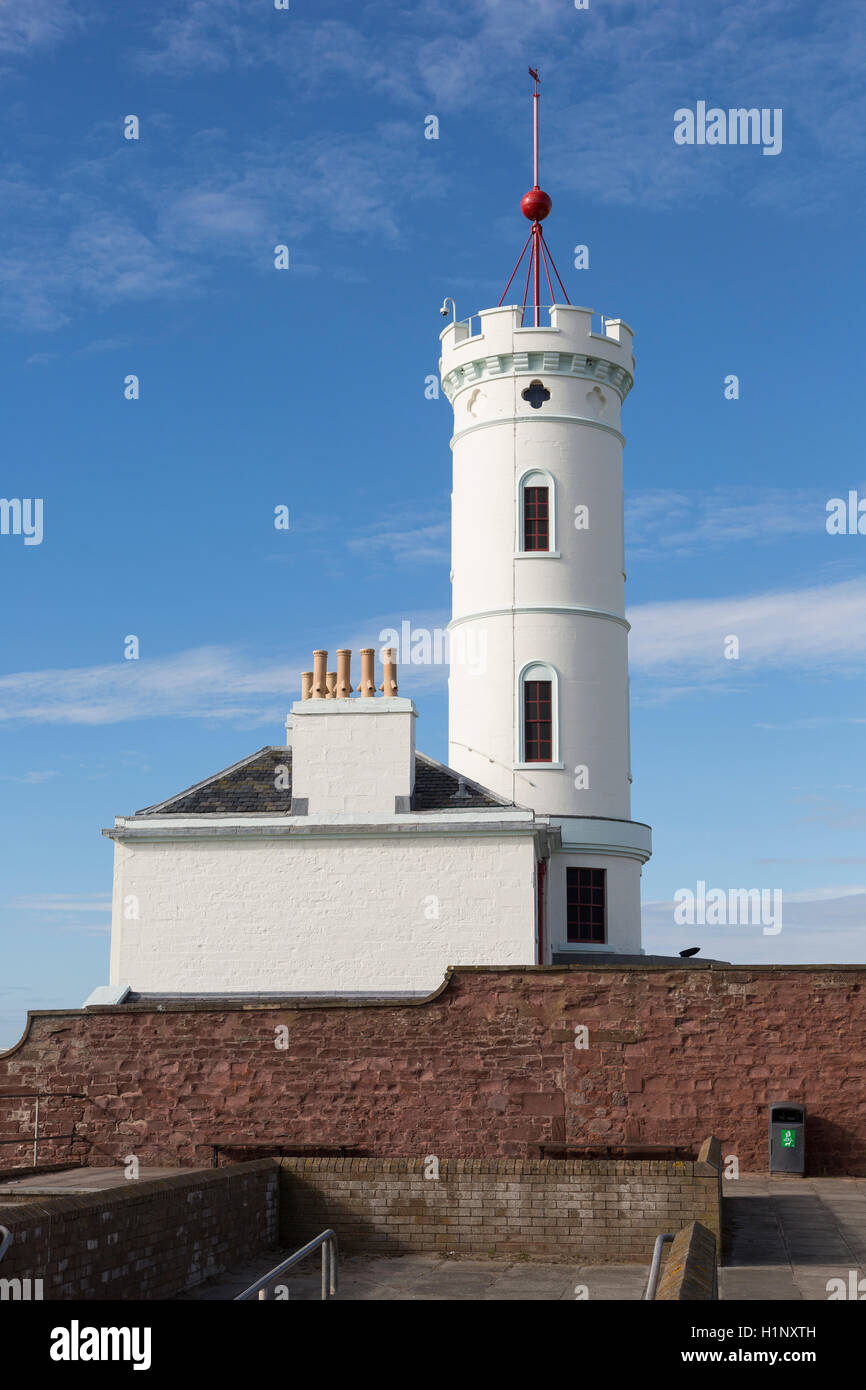 Segnale di Arbroath Tower, Angus, Scozia, ora un museo, originariamente utilizzato per segnalare al Bell Rock Lighthouse, sollevando una sfera. Foto Stock