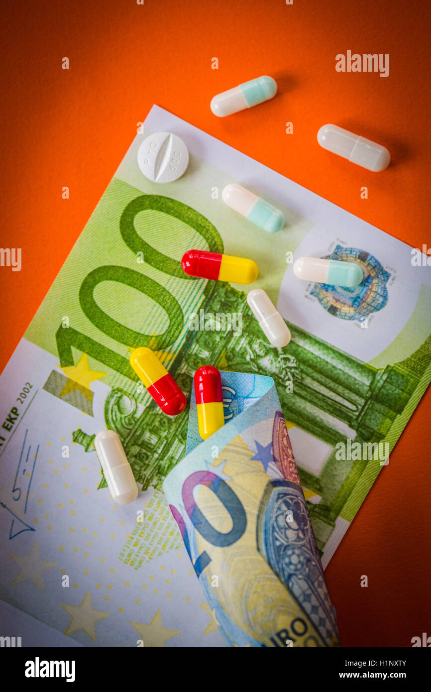 Banconote in euro e farmaci. Foto Stock