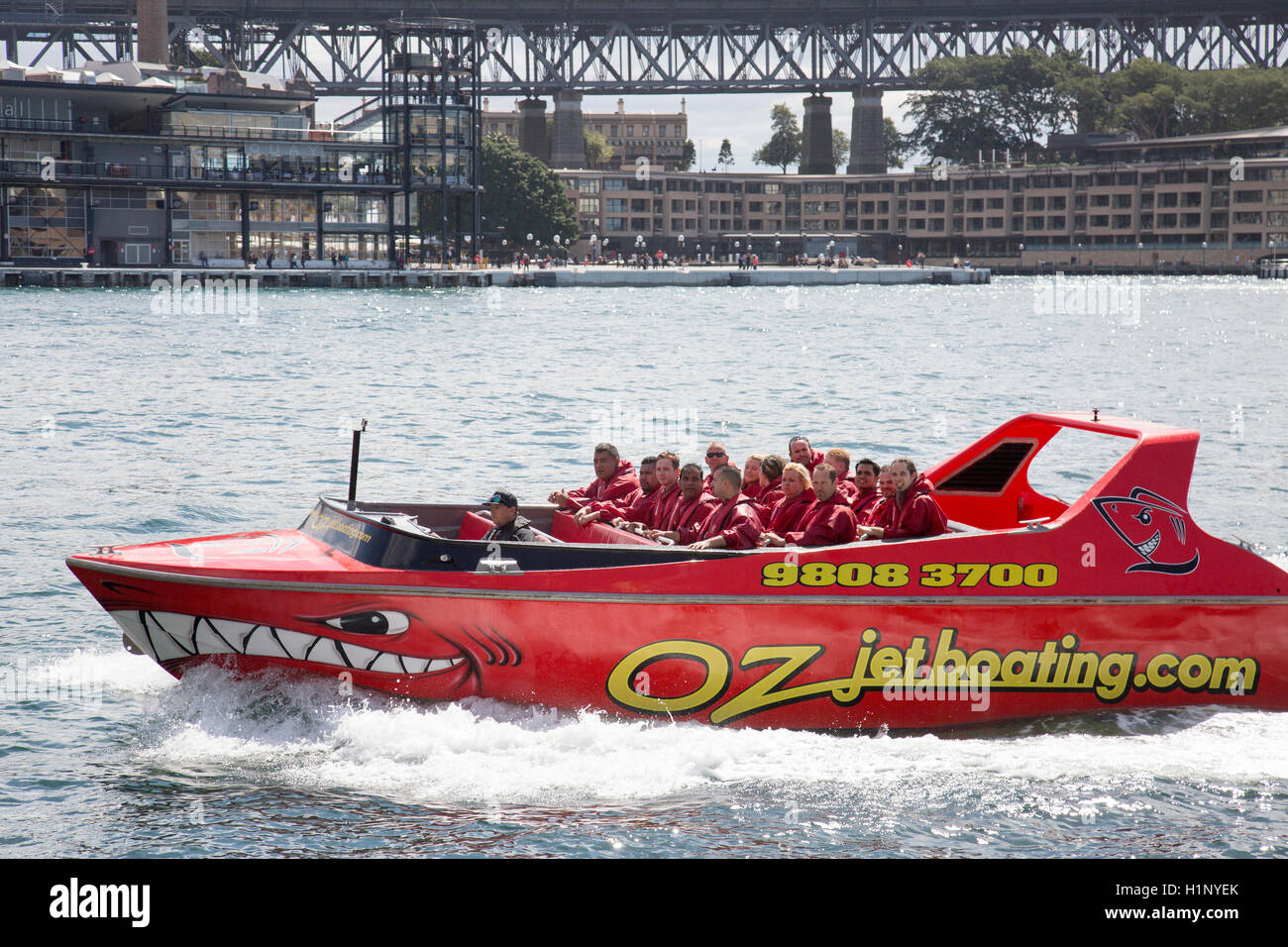 Per coloro che godono di un veloce jetboat ride sul porto di Sydney, Australia Foto Stock