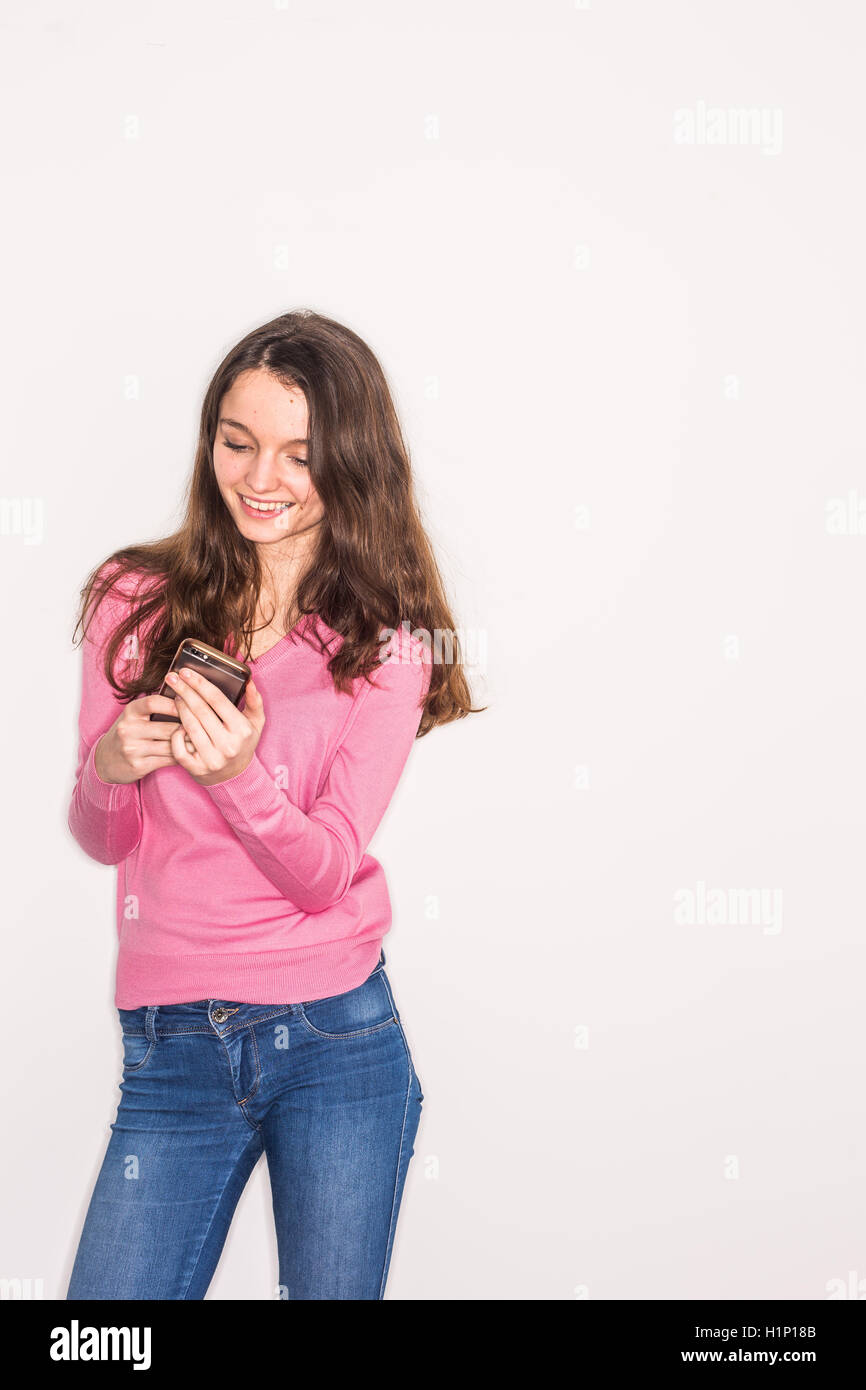 Ragazza adolescente utilizzando uno smartphone. Foto Stock