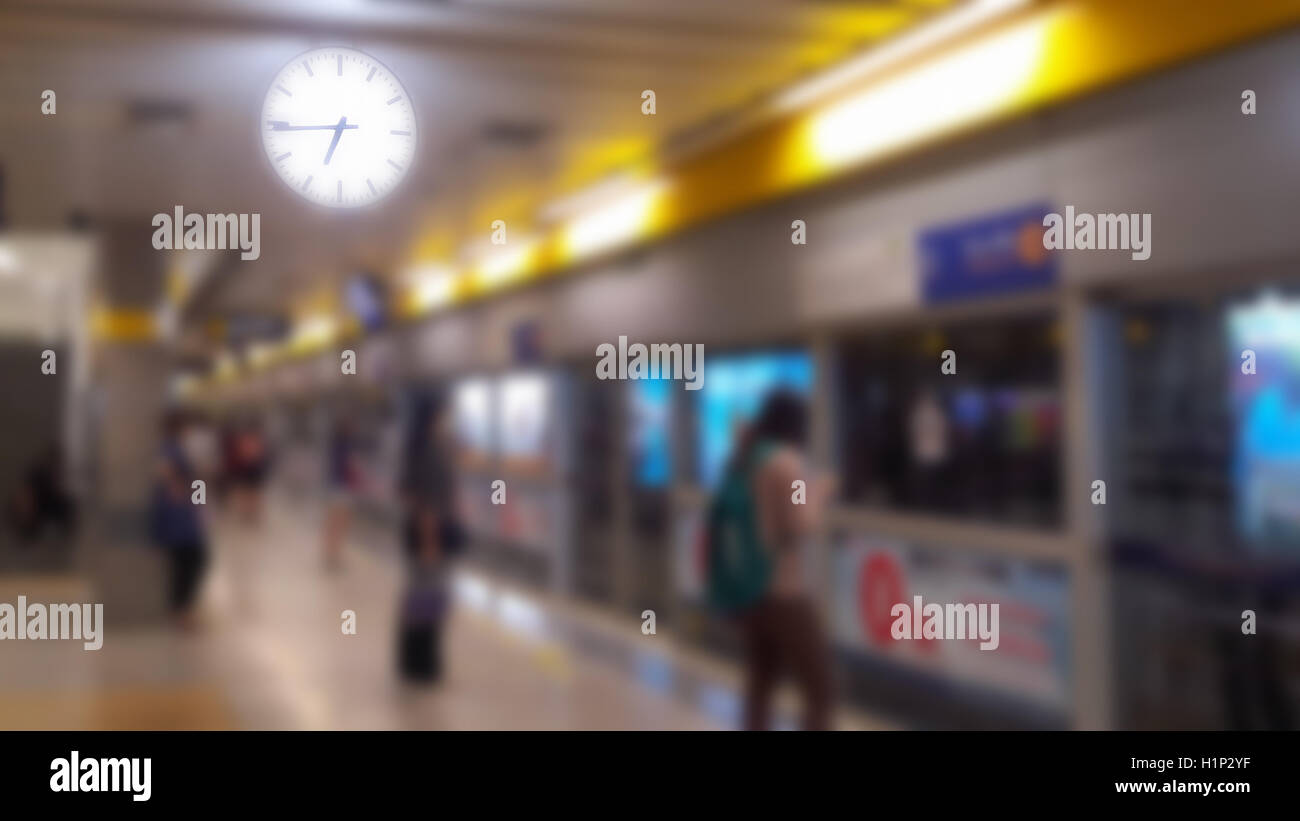 Sfocare lo sfondo del passeggero al terminale della metropolitana. Foto Stock