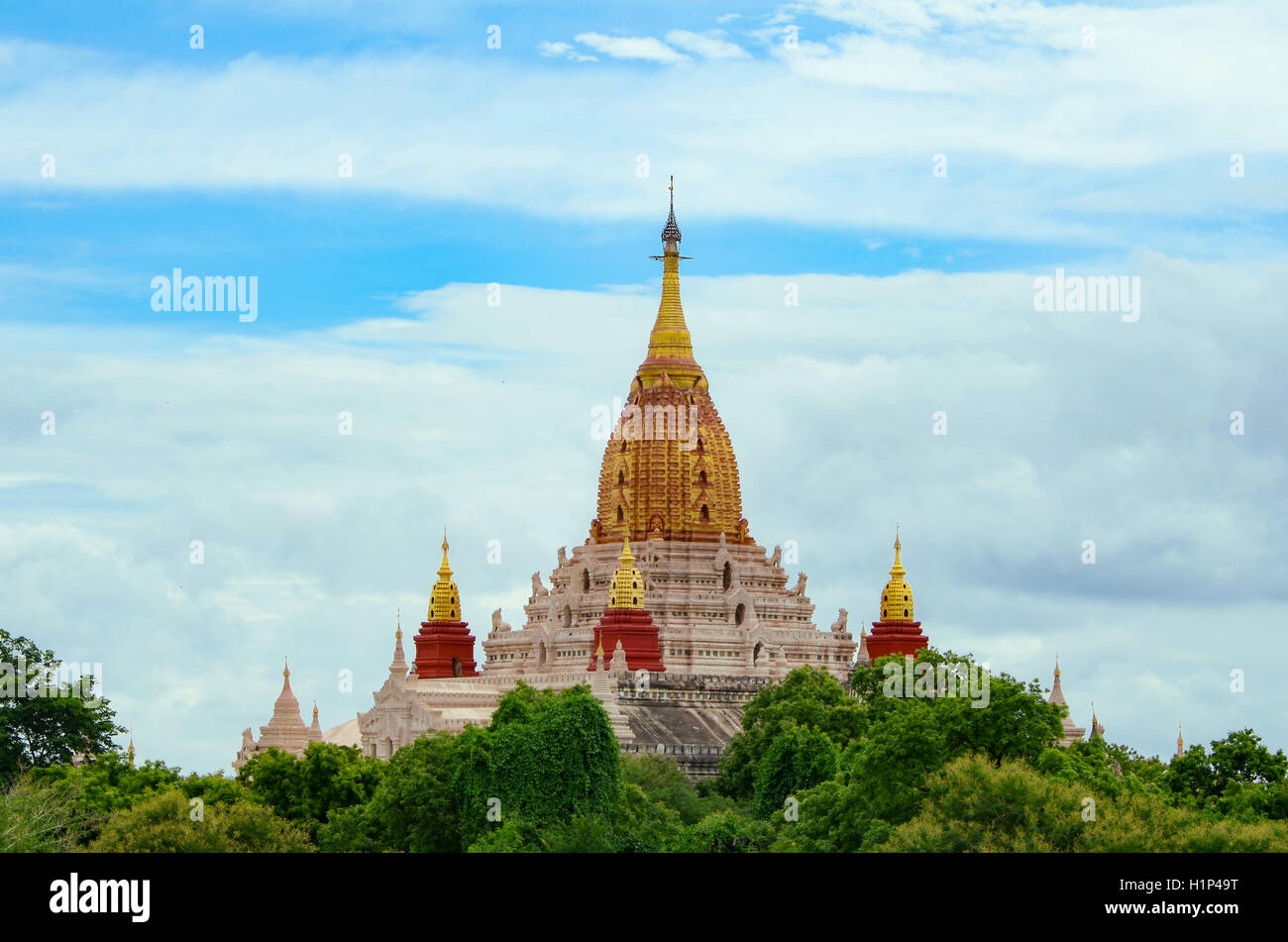 Il Tempio di Ananda, situato a Bagan, Myanmar. È un tempio buddista costruito nel 1105 d.c. durante il regno (1084 - 1113) del Re Kyanz Foto Stock