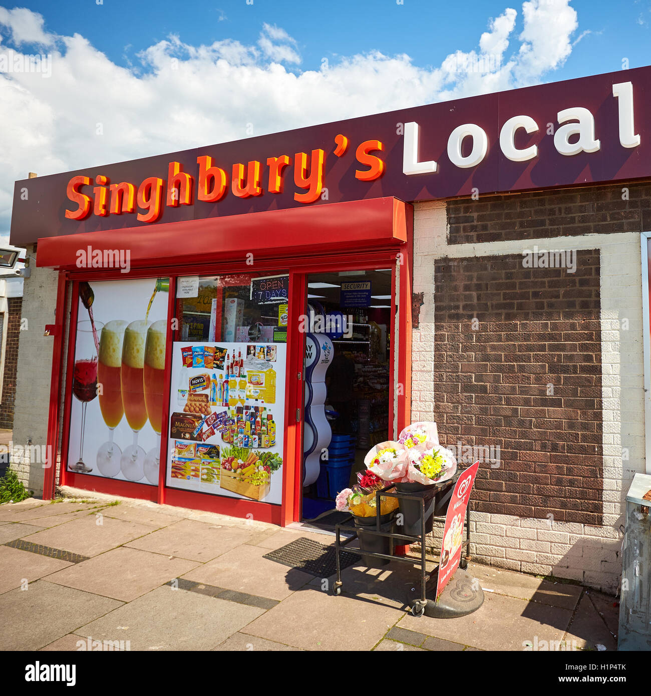 Un negozio chiamato Singhbury in Aylesbury con il marchio che appare simile ad un Sainsbury's Local Foto Stock