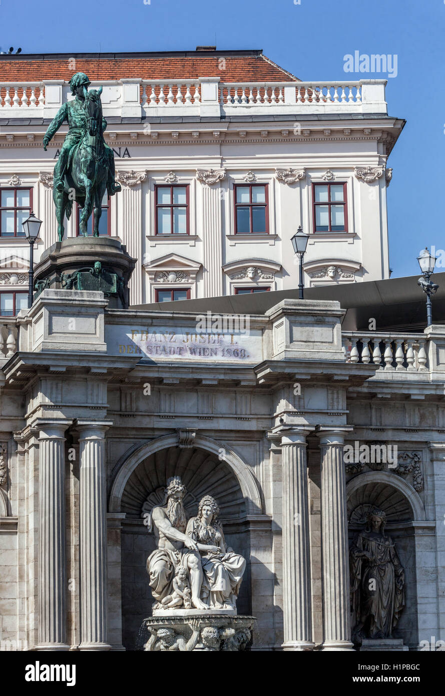 Il Museo Albertina e la statua equestre di Arciduca Alberto (Erzherzog Albrecht), Vienna, Austria Foto Stock