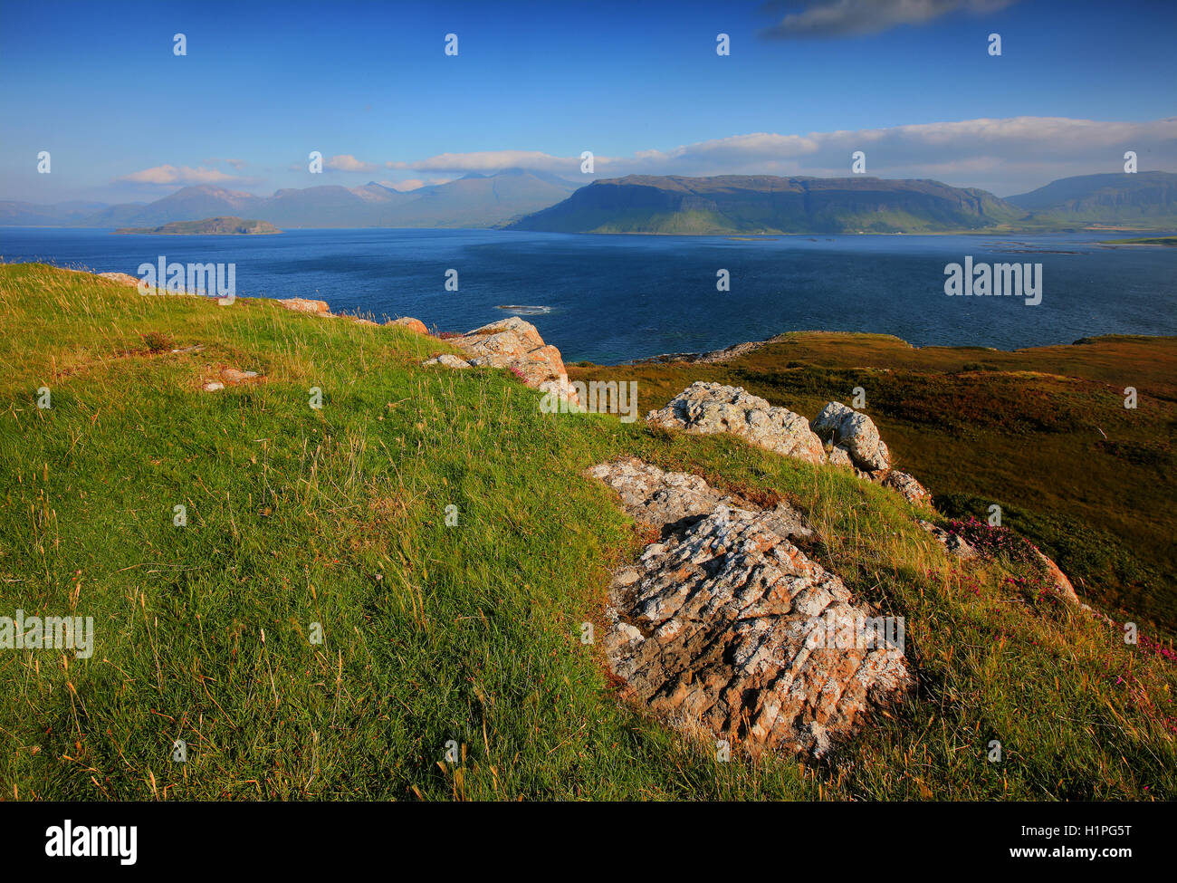 L'Isola di Mull dall'isola di Ulva, Loch Na Keal, Argyll Foto Stock