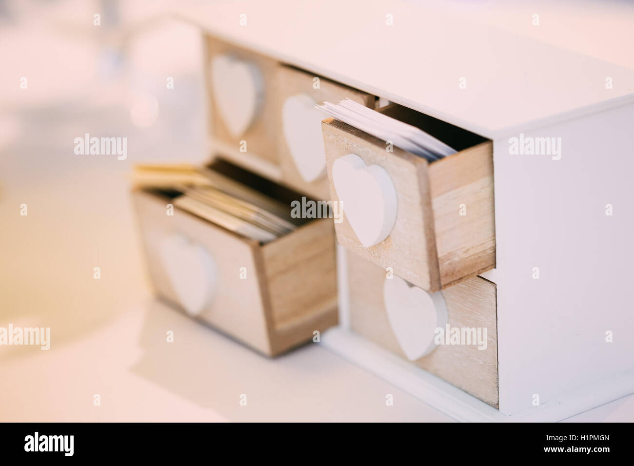 Bianco decorativi Vintage scatola in legno scrigno per biglietti da visita. Foto Stock