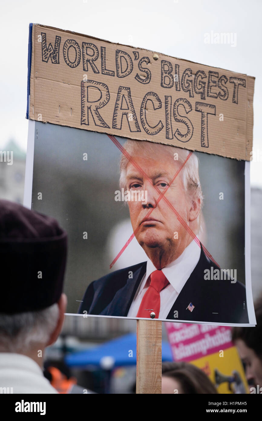 L'uomo tenendo un cartello che dichiara Trump come i mondi più grande razzista in Trafalgar Square a un anti-razzismo protesta Foto Stock