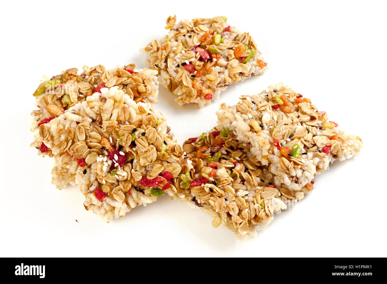 Croccante crosta di riso con Topping Miele su grani. molti grani su sfondo bianco. Foto Stock