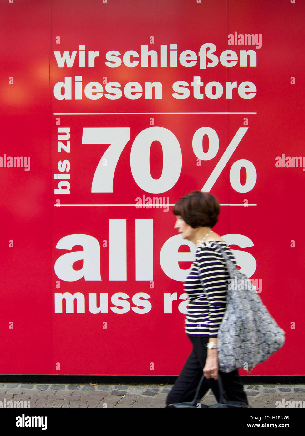Crisi di vendita al dettaglio a Colonia, Germania, fino al 70% di sconto, tutto deve andare, il negozio sarà chiuso. Foto Stock