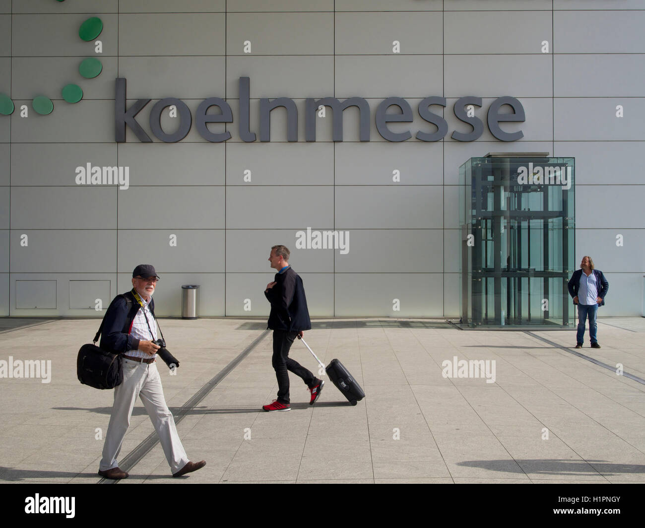 Koeln Messe ingresso nome sign con persone a Colonia, Germania Foto Stock