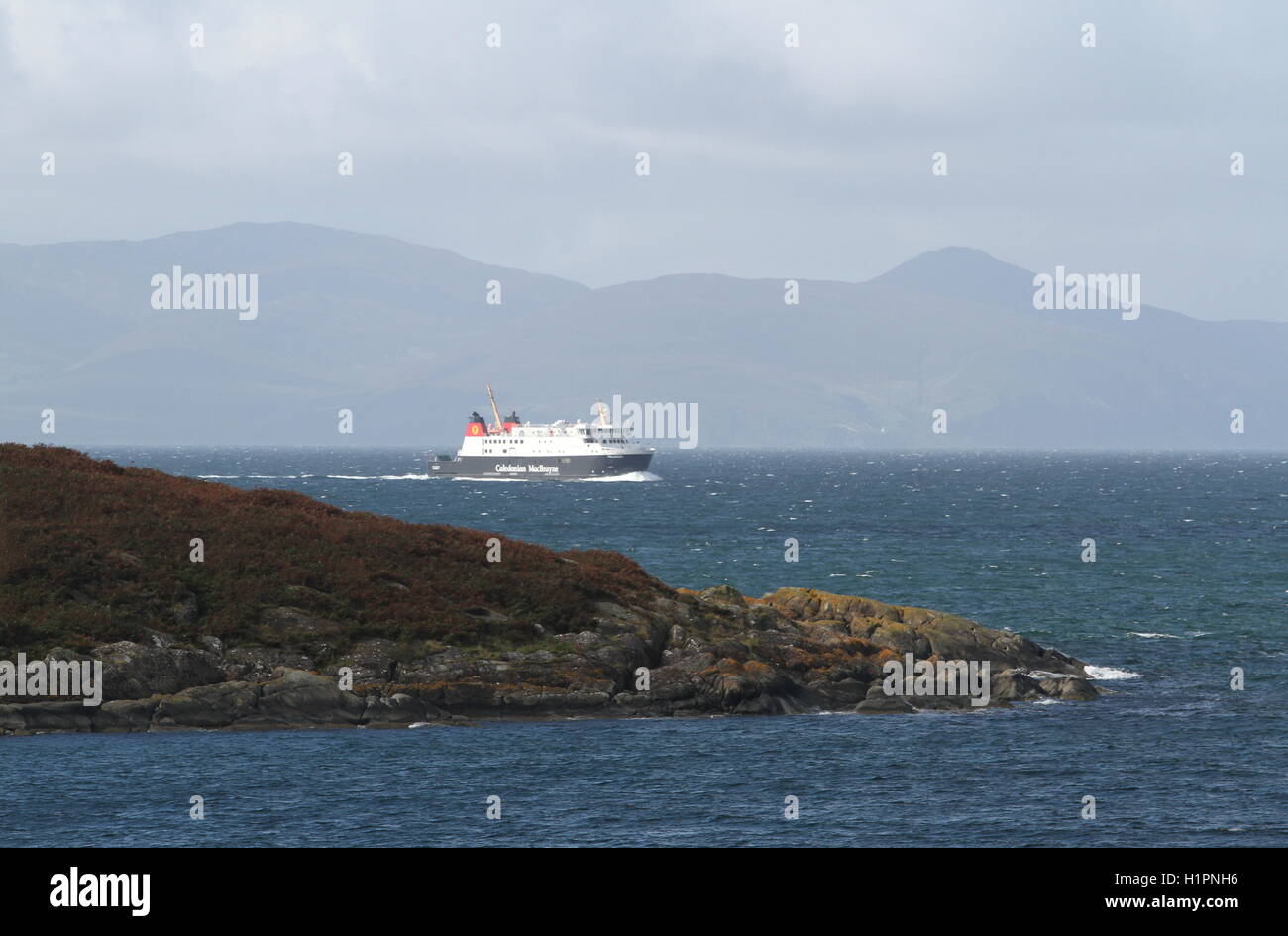 Traghetto Calmac MV Finlaggan nel suono di Jura Scozia Settembre 2016 Foto Stock