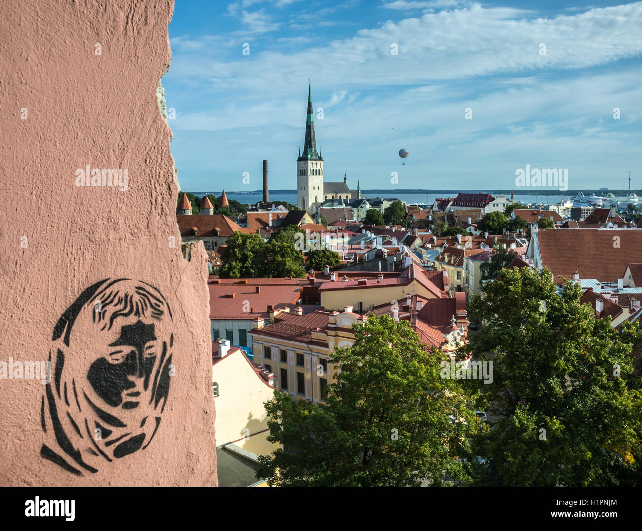 Vista dello Skyline di Tallinn e il porto marittimo Foto Stock