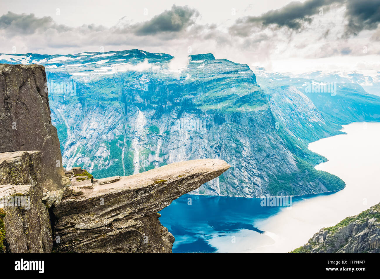 Vista panoramica di roccia Trolltunga - Troll Lingua in Norvegia. Rock nelle montagne della Norvegia. Attrazioni naturali Landmark Foto Stock