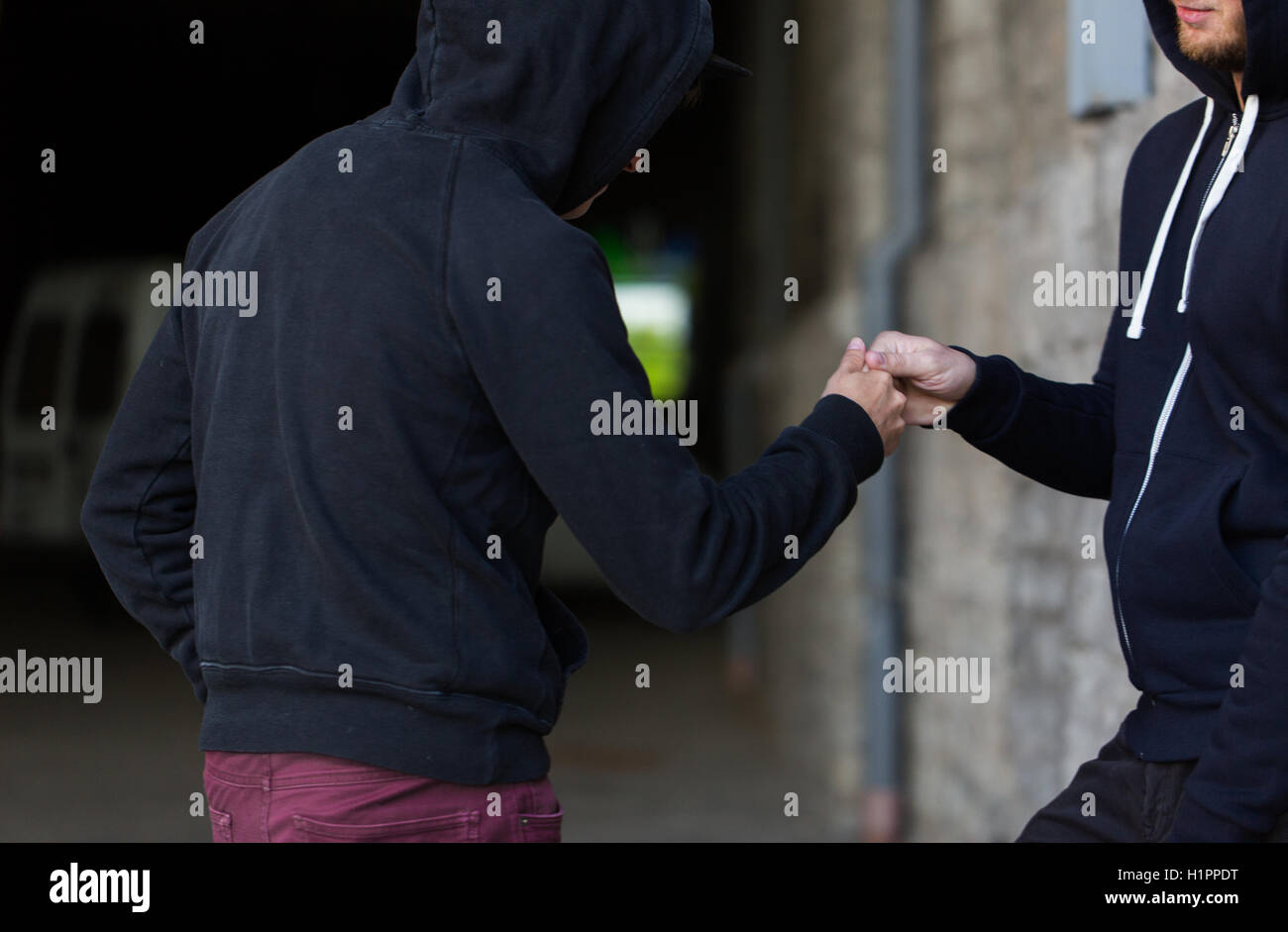 Close up addict acquisto di dose dal concessionario di farmaco Foto Stock