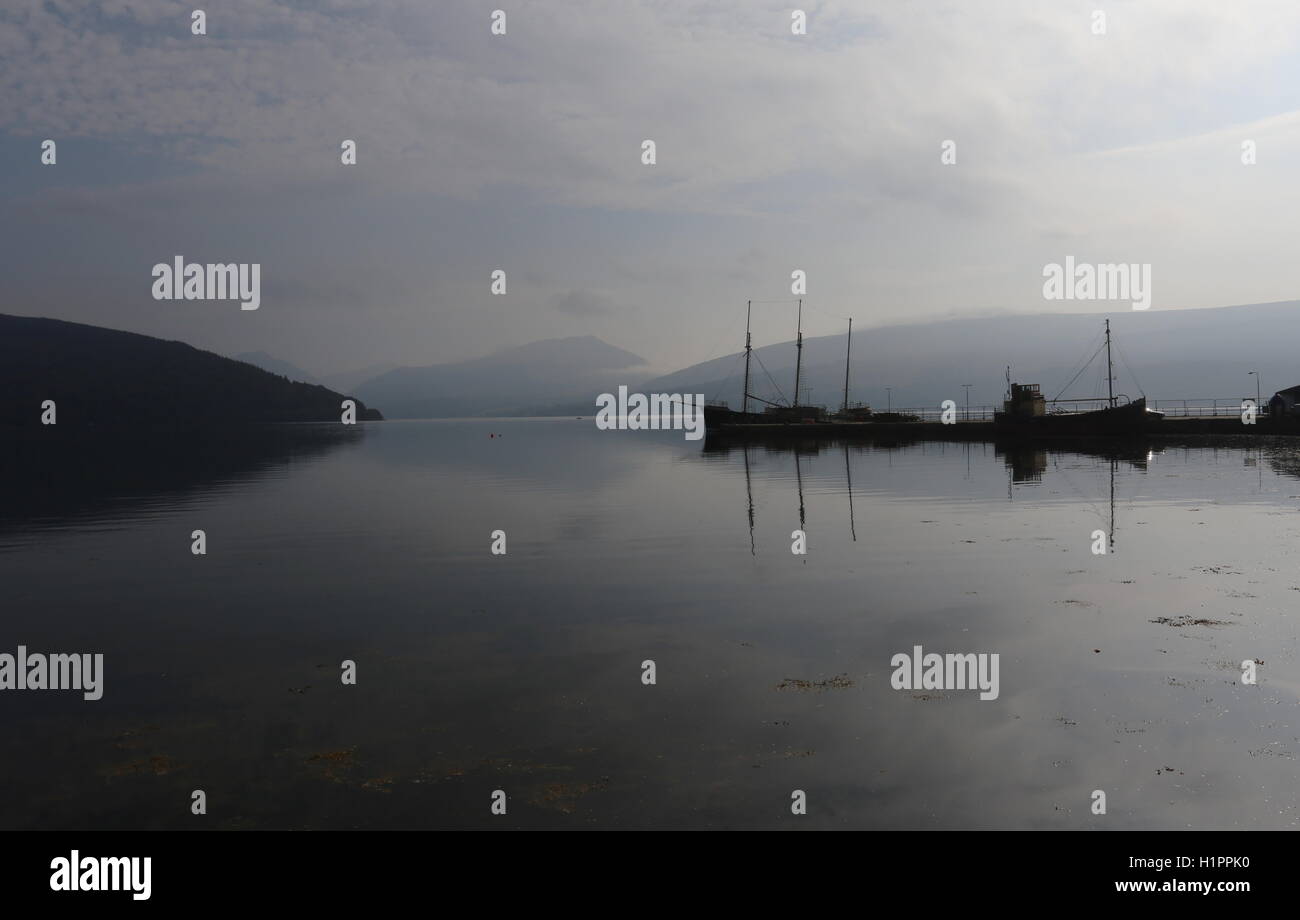 Barche e colline si riflette in Loch Fyne Inveraray Scozia settembre 2016 Foto Stock