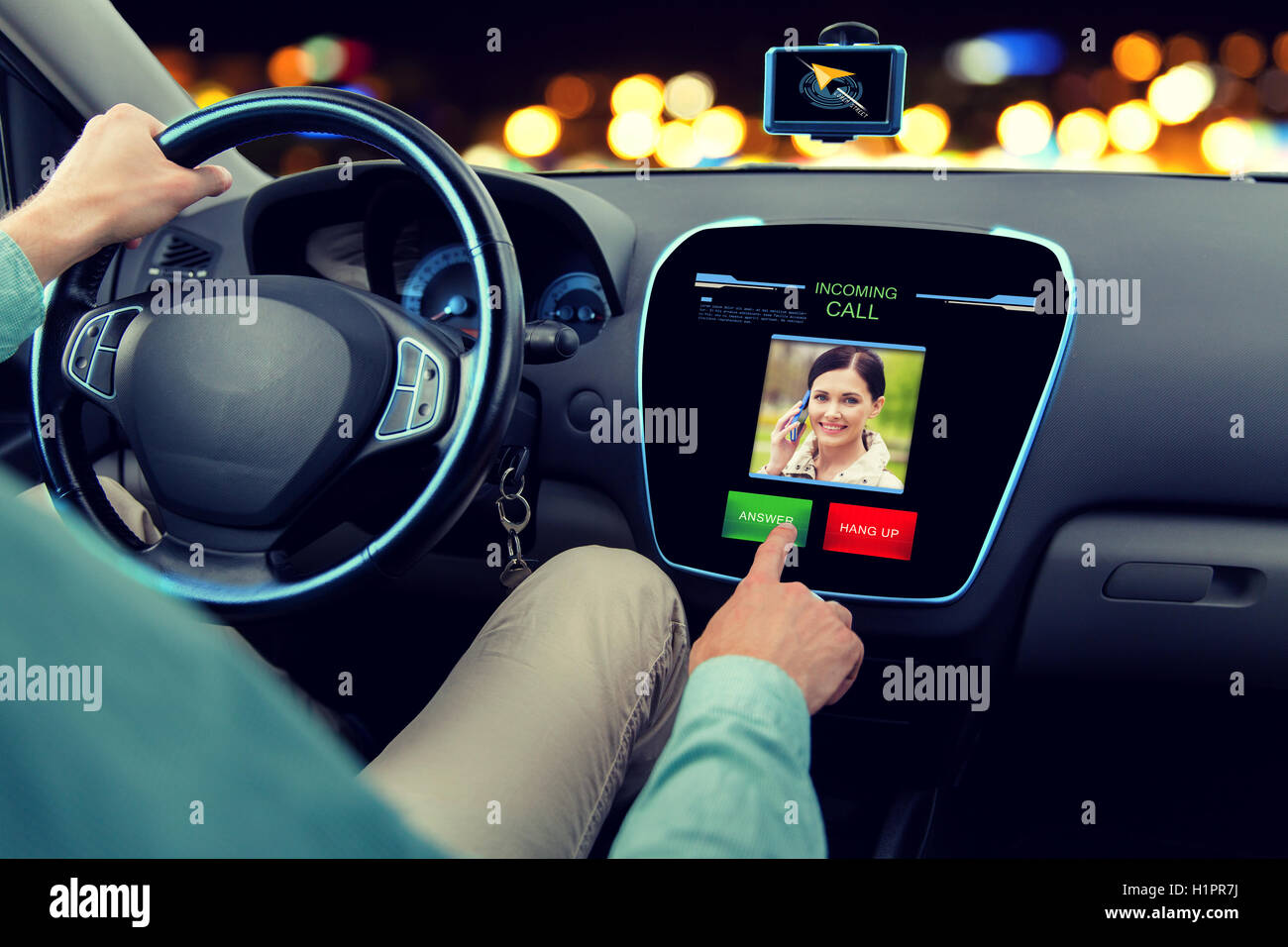 Ravvicinata di un uomo alla guida di auto e ricezione di chiamate Foto Stock