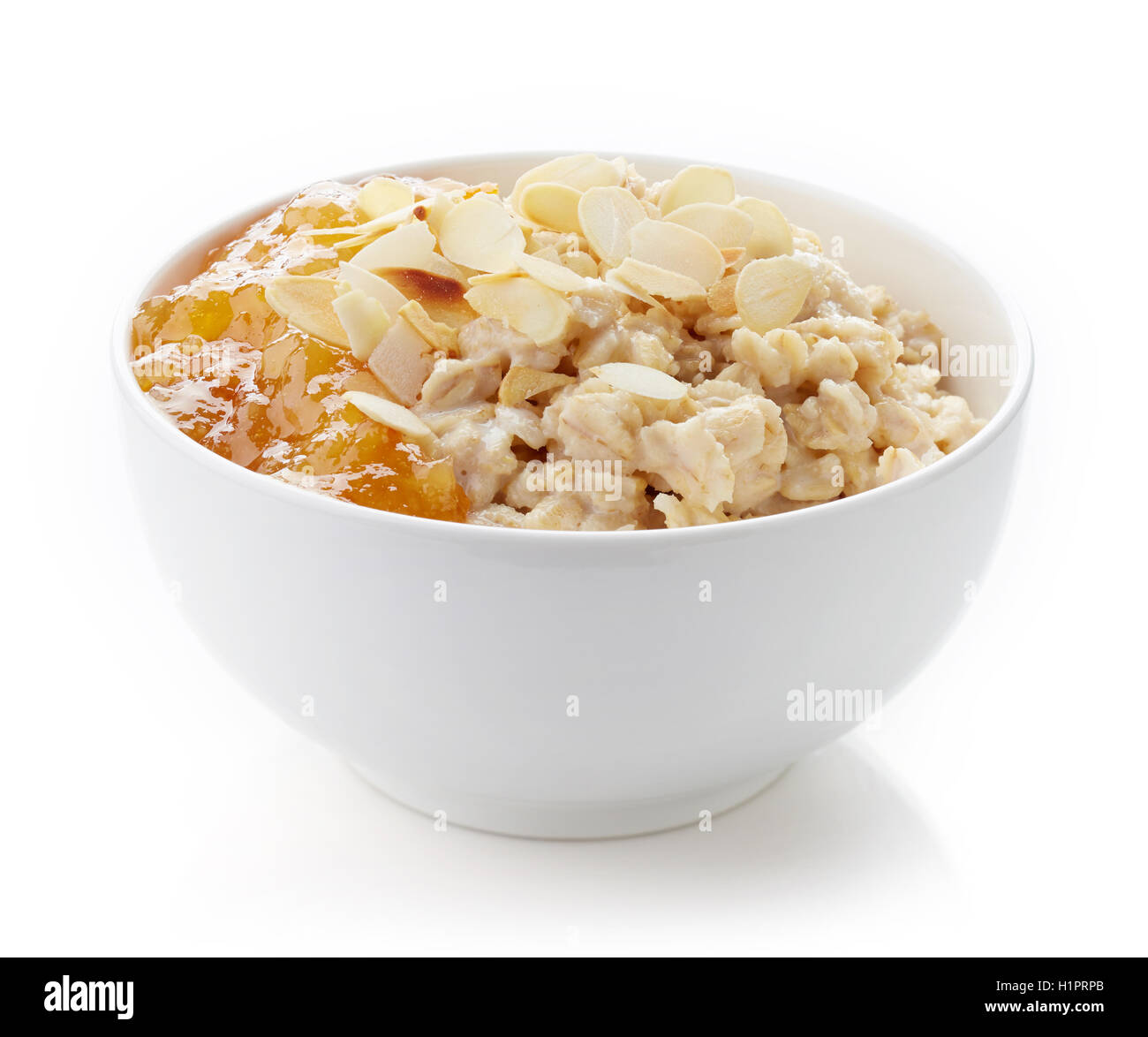 Ciotola di fiocchi d'avena sana con orange jam isolati su sfondo bianco Foto Stock