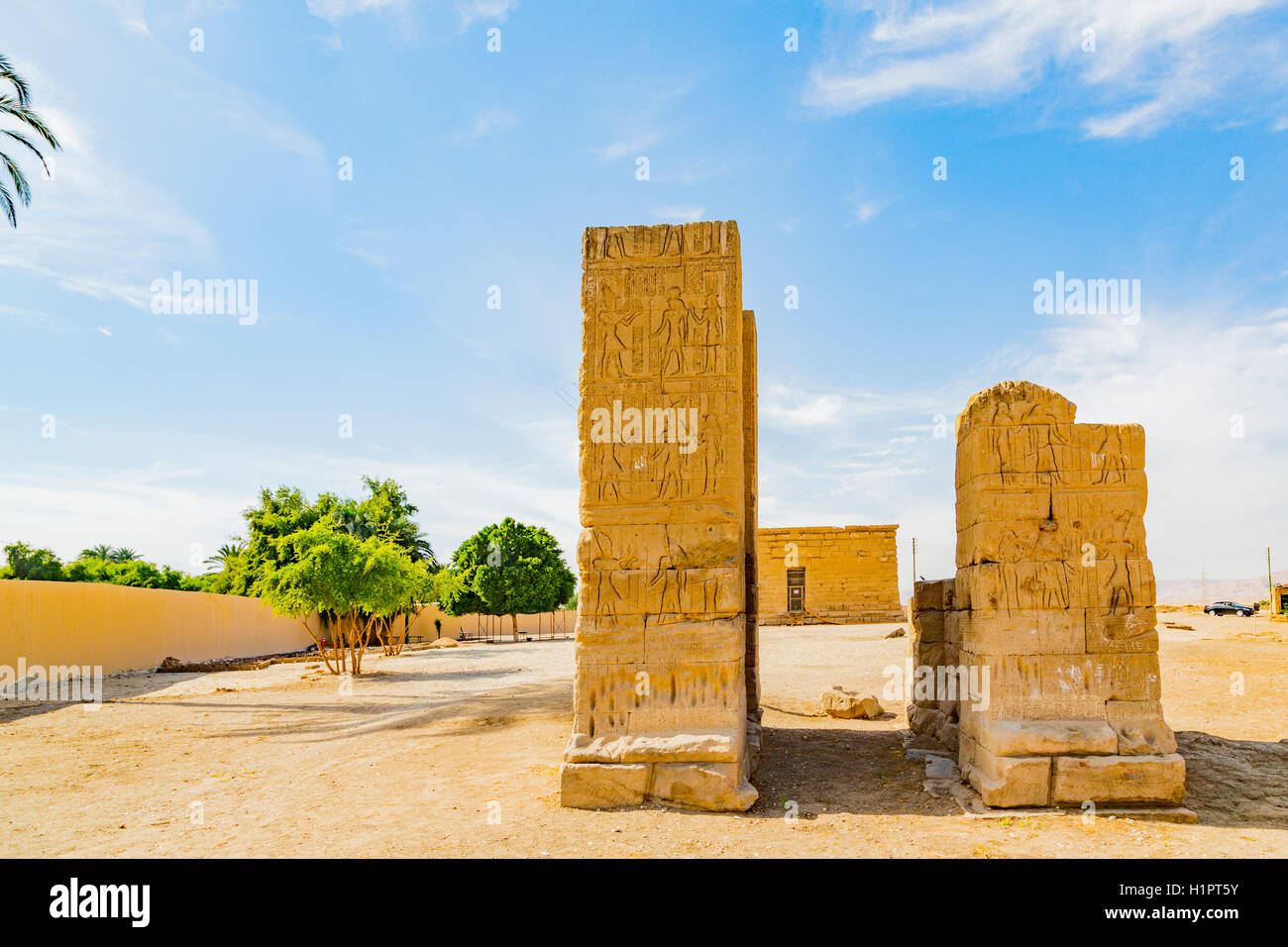 Patrimonio Mondiale dell'UNESCO, Tebe in Egitto, Deir el Chelwit, il tempio di Iside, tolemaico e periodo romano. Una porta monumentale. Foto Stock