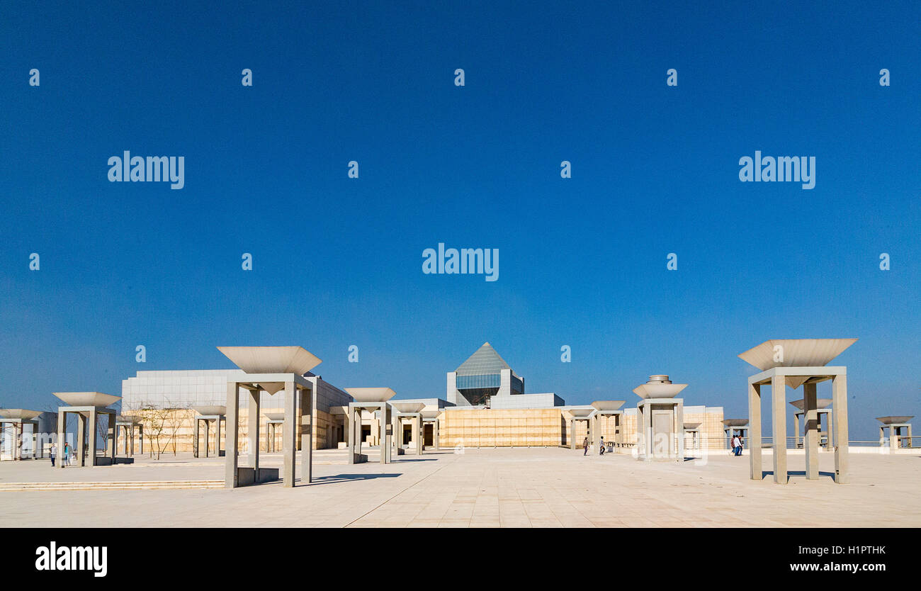 L'Egitto, al Cairo, Fustat, il Museo Nazionale della civiltà egizia (NMEC), non ancora inaugurato nel dicembre 2015. Vista dall'aria aperta area. Foto Stock